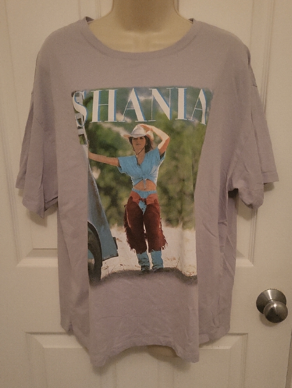 Shania Graphic Short Sleeve Tee in Lavender